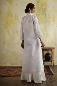 Karigars Essentials Aafrinish By Niazi White Jaal Chikankari Mukesh Kurta Ersa Batool Rizwan Haq Hand Embroidered 