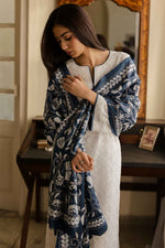 Load image into Gallery viewer, Indigo Floral Kantha Dupatta
