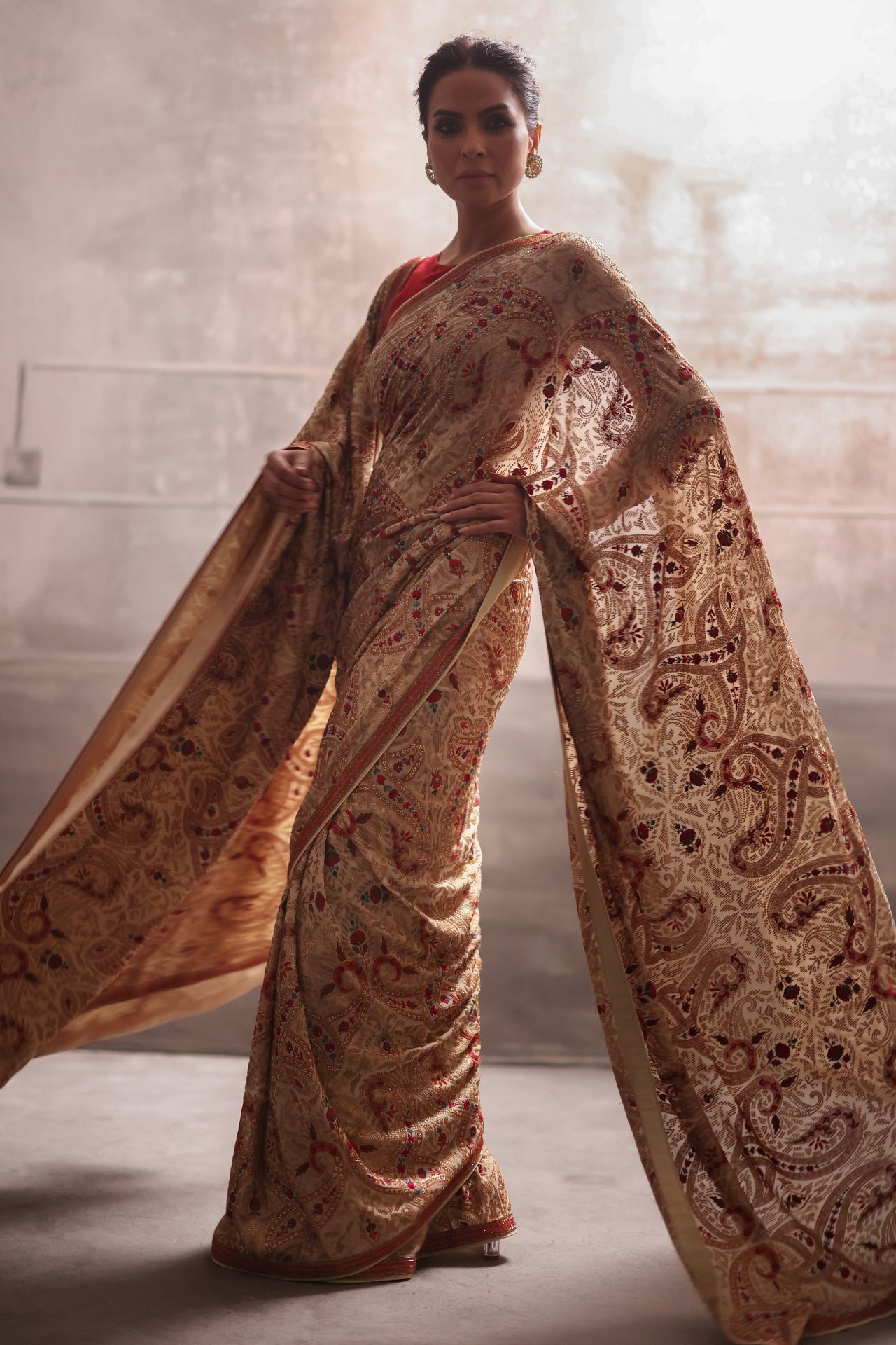 Aafrinish By Niazi Fouzia Aman Rizwan Ul Haq Gold Cutdaana Sari that is reminiscent of old world regality Pakistan Fashion