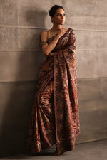 Load image into Gallery viewer, Aafrinish By Niazi Fouzia Aman Rizwan Ul Haq Maroon and Gold Pita Tila Saree Rich Artisanal Grandeur with Gleaming Gold Tilla work on a deep maroon base Georgette Chiffon Pakistan Fashion
