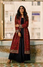 Load image into Gallery viewer, Aamna Ilyas Pakistan model black and pink floral jacket black dress old ruin

