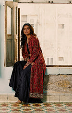 Load image into Gallery viewer, aafrinish Aamna Ilyas Pakistan model black and pink floral jacket black dress old ruin
