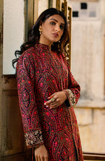 Load image into Gallery viewer, aafrinish Aamna Ilyas Pakistan model black and pink floral jacket black dress old ruin

