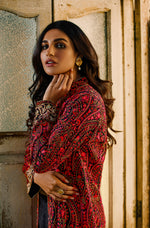 Load image into Gallery viewer, aafrinish Aamna Ilyas Pakistan model black and pink floral jacket black dress old ruin

